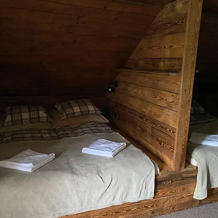 Bouda šestidomí *
